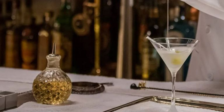 Un barman de Dry Martini elabora la especialidad de la casa / INSTAGRAM