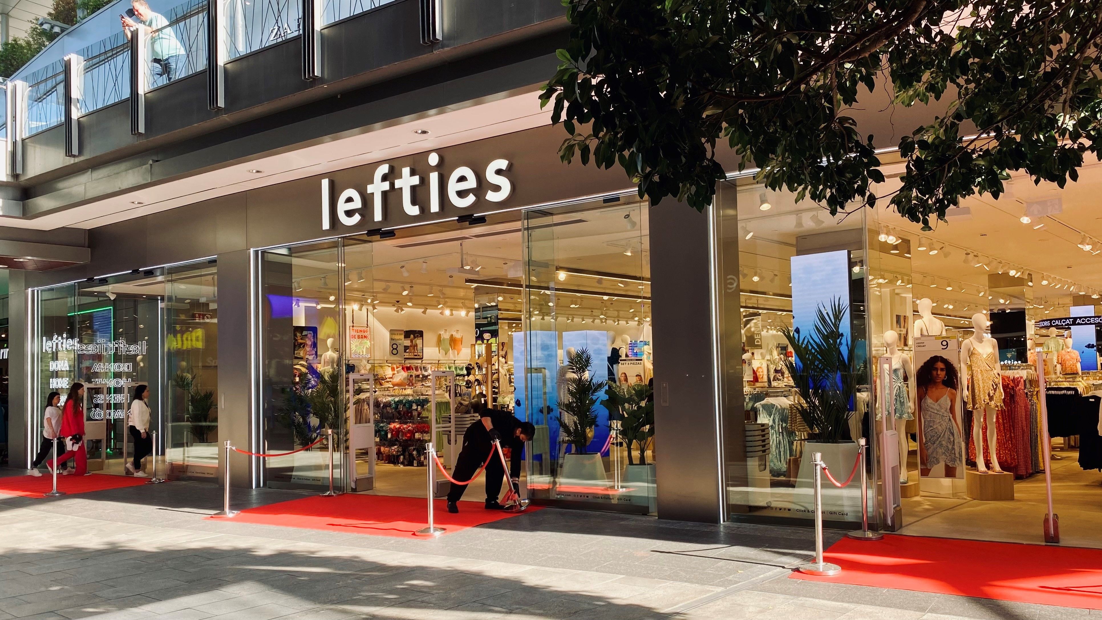 Exterior de una tienda de Lefties en el centro comercial Splau / CEDIDA