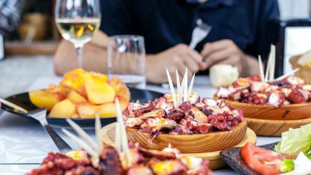 Imagen de archivo de varios platos de tapas / ISTOCK