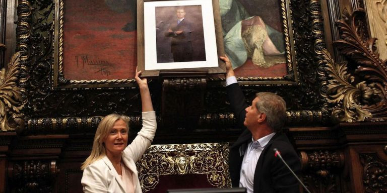 Ángeles Esteller, con Alberto Fernández Díaz, en el Ayuntamiento con una foto del Rey / EFE