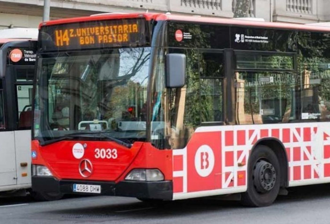 Bus de TMB en el Bon Pastor en una imagen de archivo / TMB