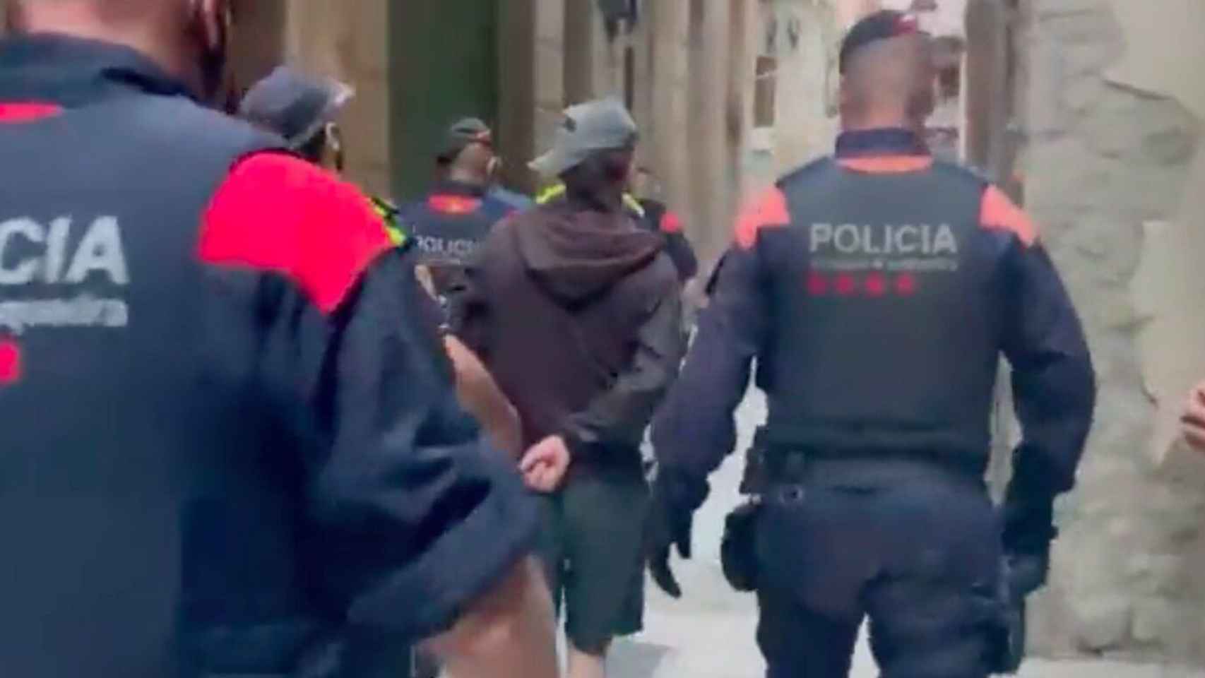 Uno de los detenidos este miércoles por tráfico de drogas en Ciutat Vella / MOSSOS D'ESQUADRA