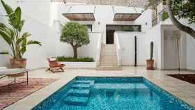 Piscina interior de una residencia de Barcelona en alquiler en Airbnb / AIRBNB