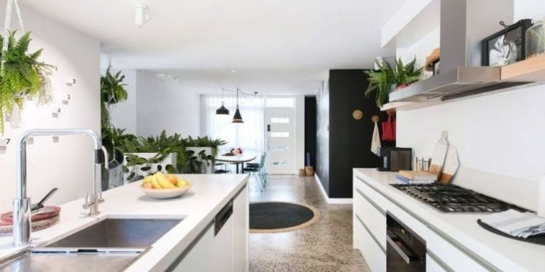 Cocina abierta de una estancia en alquiler en Airbnb / AIRBNB