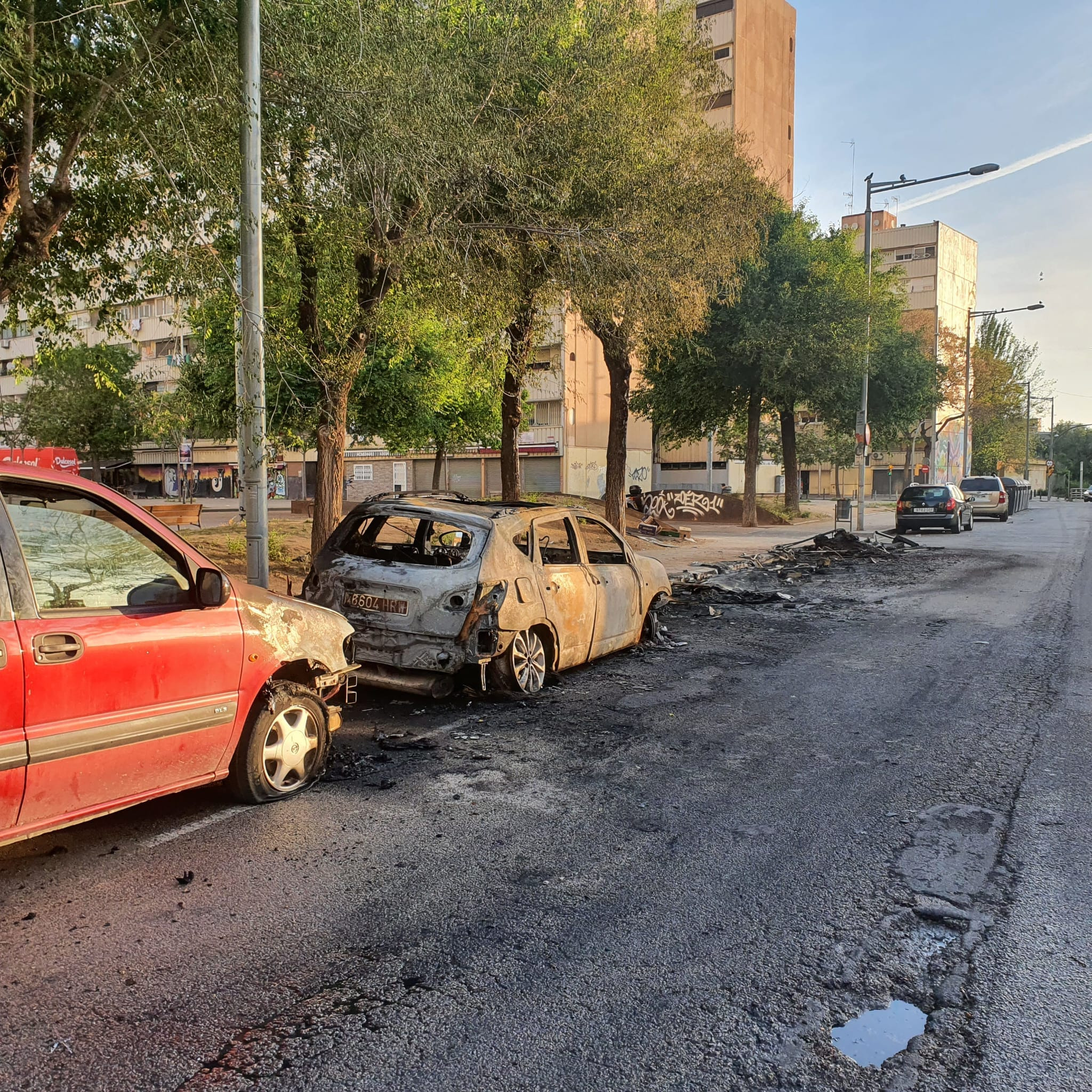 Coches calcinados tras un incendio en el barrio de la Mina / CEDIDA