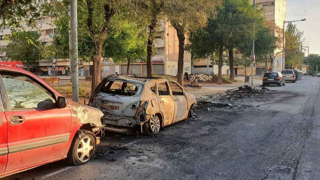 Coches calcinados tras el incendio de una batería de contenedores en el barrio de la Mina / CEDIDA