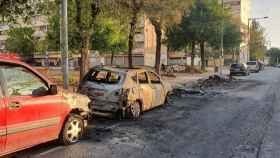 Coches calcinados tras el incendio de una batería de contenedores en el barrio de la Mina / CEDIDA