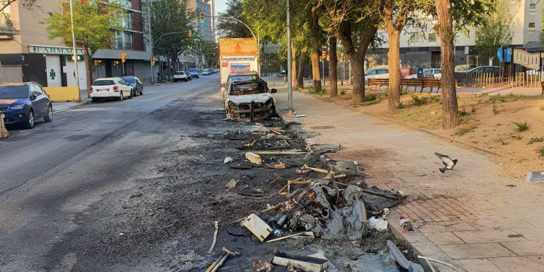 Restos del incendio de contenedores y un vehículo en el barrio de la Mina / CEDIDA