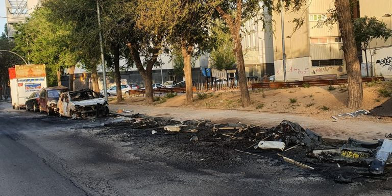 Estado de la calzada tras el incendio de contenedores y un vehículo en el barrio de la Mina / CEDIDA