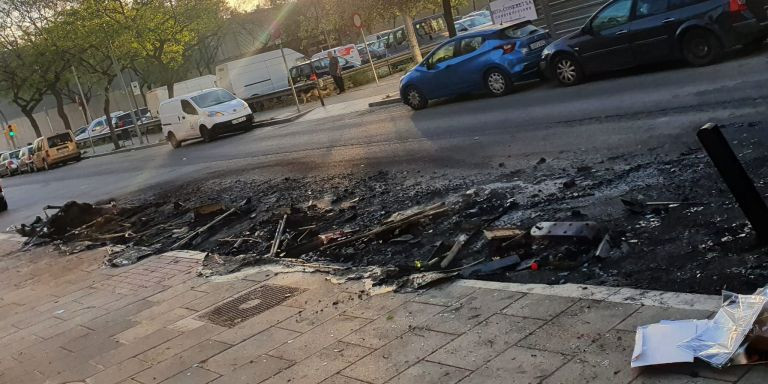 Estado de una calle tras un incendio en el barrio de la Mina / CEDIDA