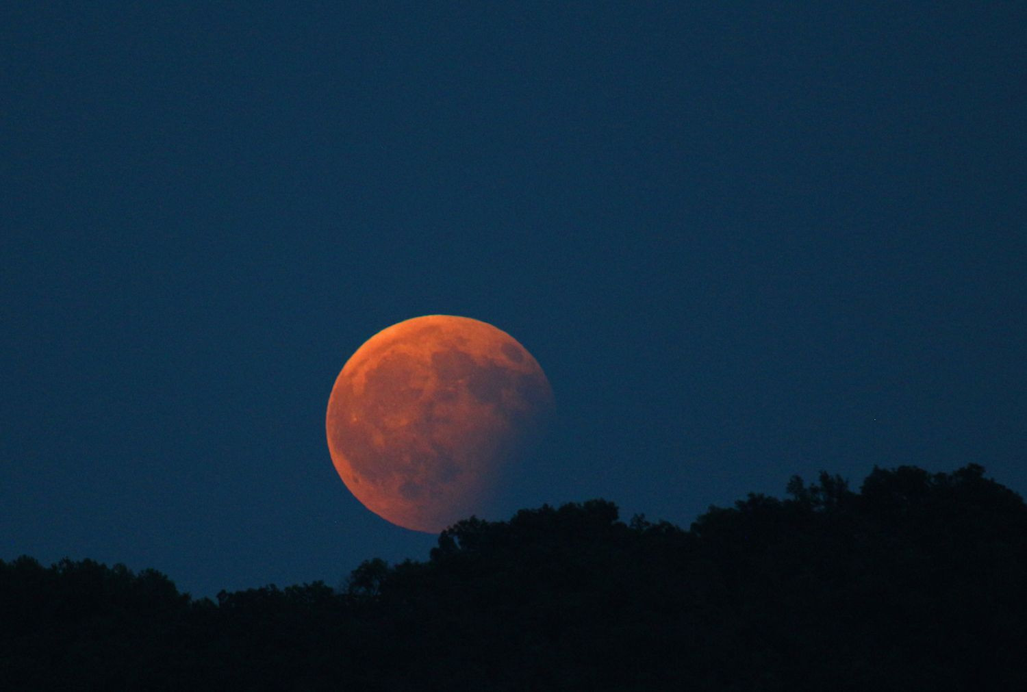 Un eclipse lunar visto desde Arenys de Munt (Barcelona) / MONTSE MORA