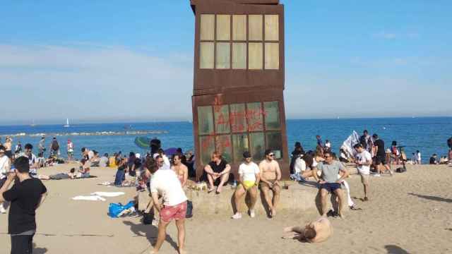 La escultura 'Los cubos' de la Barceloneta, llena de grafitis y convertida en un nido de botellón / METRÓPOLI - JORDI SUBIRANA