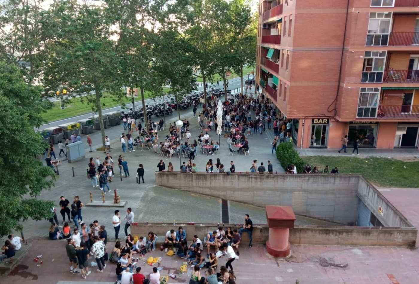 Botellones que se han formado en las calles cercanas al concierto de Estopa / CEDIDA