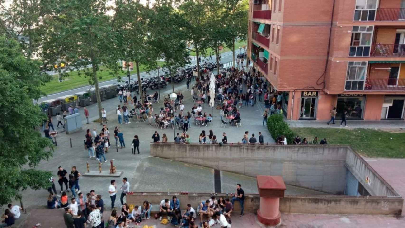 Botellones que se han formado en las calles cercanas al concierto de Estopa / CEDIDA