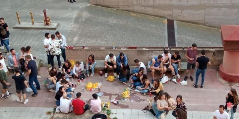 Botellones vistos desde los edificios residenciales de la zona / CEDIDA