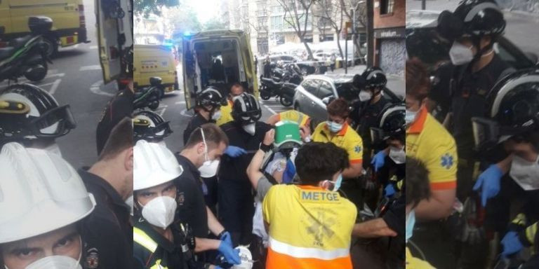 Imágenes del rescate de los bomberos y el SEM en el Eixample / BOMBERS BCN