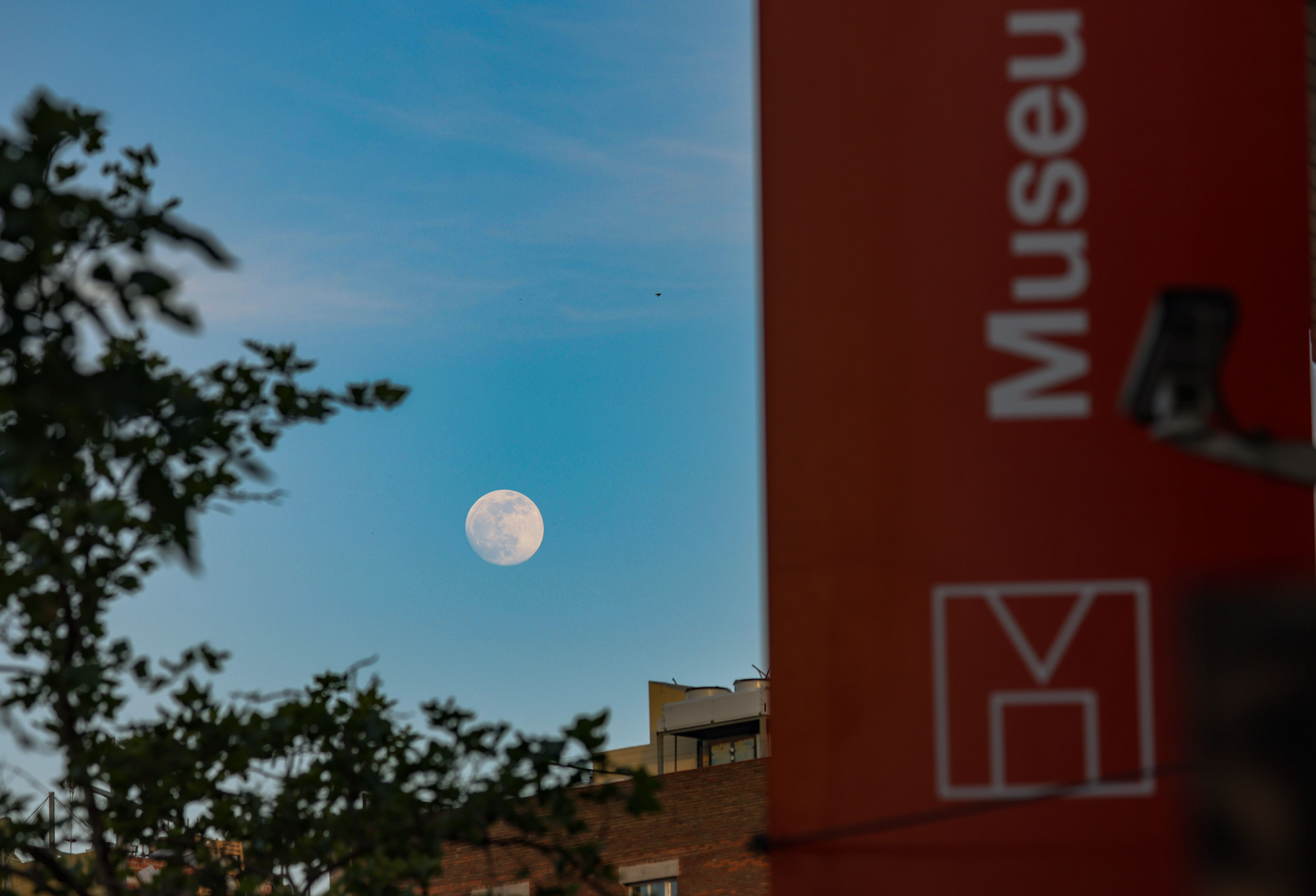 La luna desde el Museu d'Història de Catalunya la Noche de los Museos / AJUNTAMENT DE BARCELONA