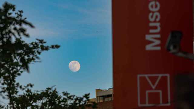 La luna desde el Museu d'Història de Catalunya la Noche de los Museos / AJUNTAMENT DE BARCELONA