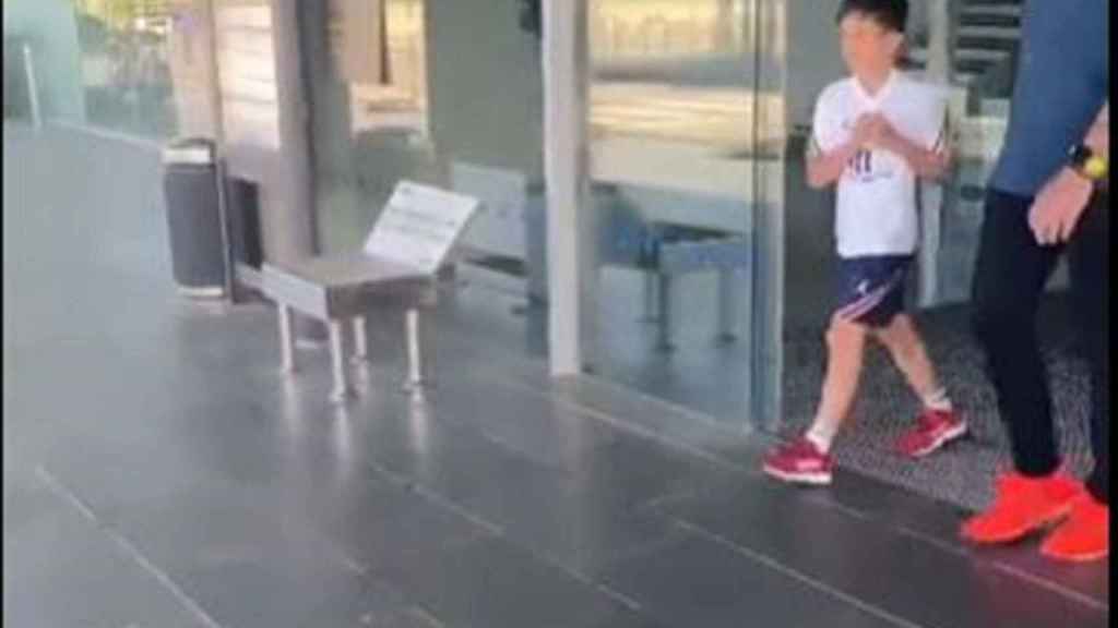 Thiago Messi, hijo de Lionel Messi, tapándose el escudo del PSG / TWITTER