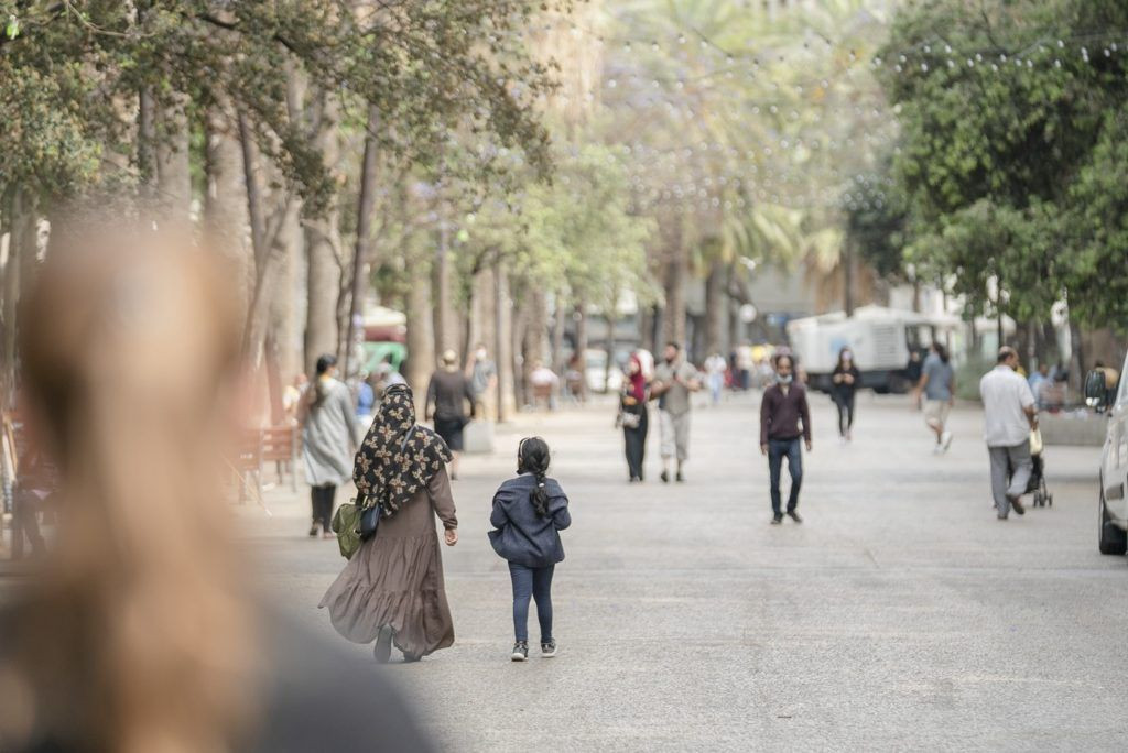 Viandantes en la Rambla del Raval / AJ BCN