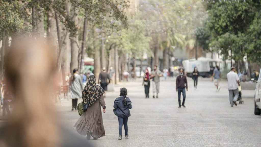 Viandantes en la Rambla del Raval / AJ BCN