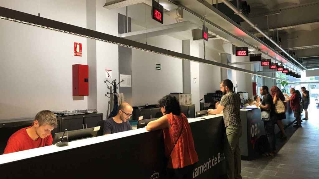 Ciudadanos en el interior de la OAC del Eixample, un alquiler que cuesta un dineral al gobierno de Colau / AYUNTAMIENTO DE BARCELONA