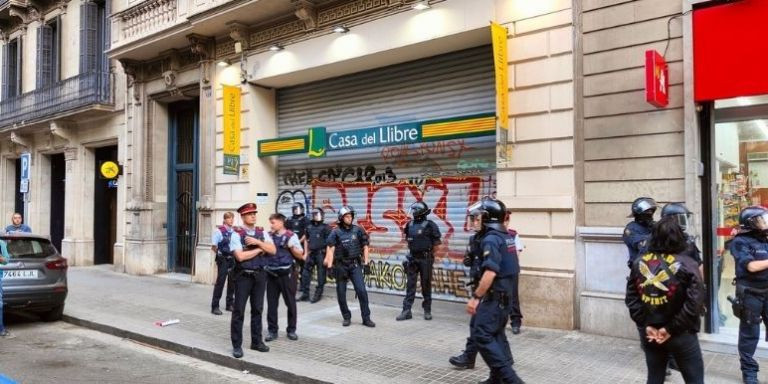 Mossos d'Esquadra en el boicot / CRIDA LGTBI