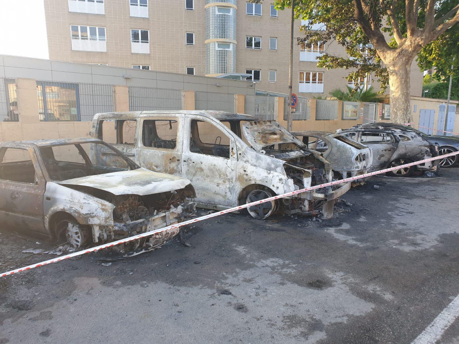 Hilera de vehículos calcinados en el incendio de Sant Adrià de Besòs / CEDIDA