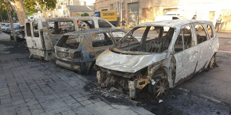 Algunos de los coches calcinados tras el incendio en Sant Adrià de Besòs / CEDIDA