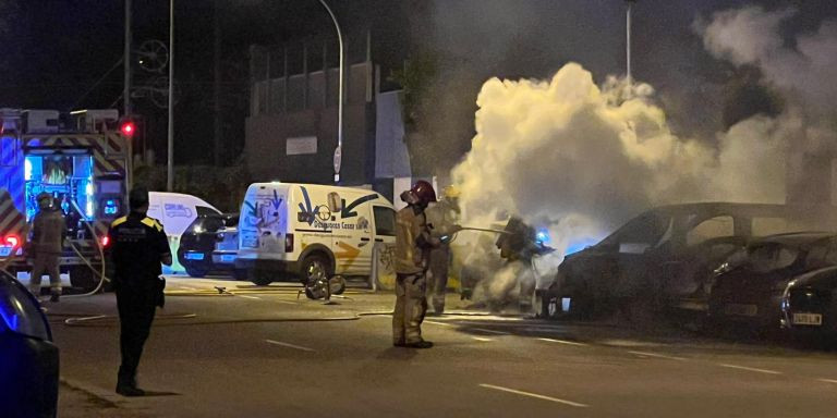 Bomberos apagando el incendio en Sant Adrià de Besòs / CEDIDA