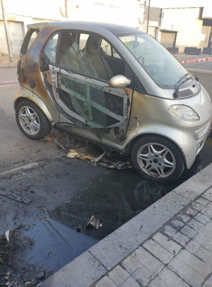 Vehículo calcinado en el incendio en Sant Adrià de Besòs / CEDIDA