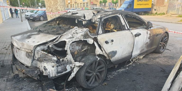 Vehículo calcinado en el incendio de Sant Adrià de Besòs / CEDIDA