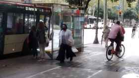 Peatones y ciclistas, en el cruce de la Diagonal donde hubo el atropello del Bicing / JORDI SUBIRANA