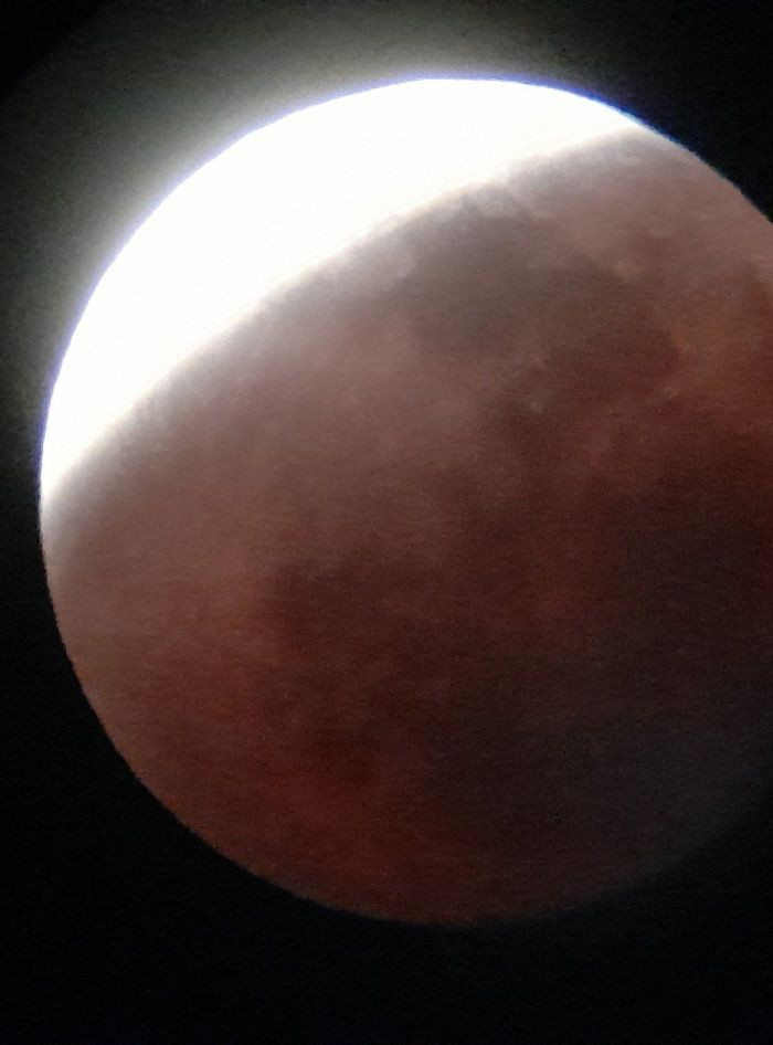 Primera fase del eclipse lunar, visto desde Barcelona / TWITTER - @Josep_Trigo