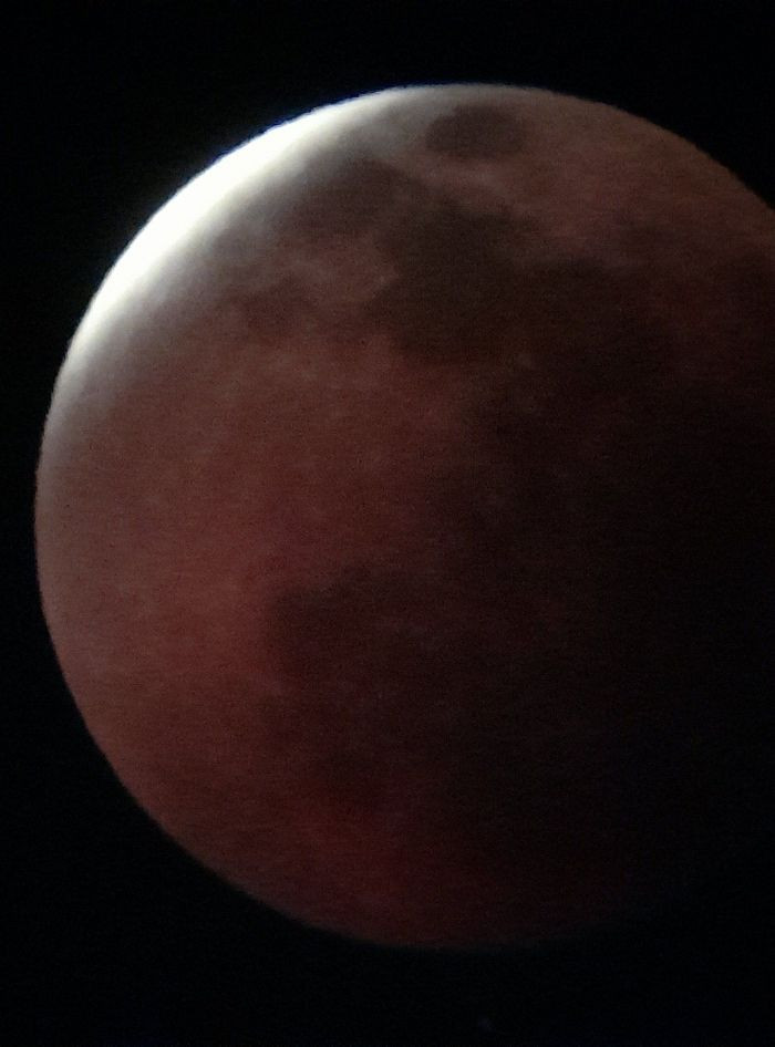 Segunda fase del eclipse lunar, visto desde Barcelona / TWITTER - @Josep_Trigo