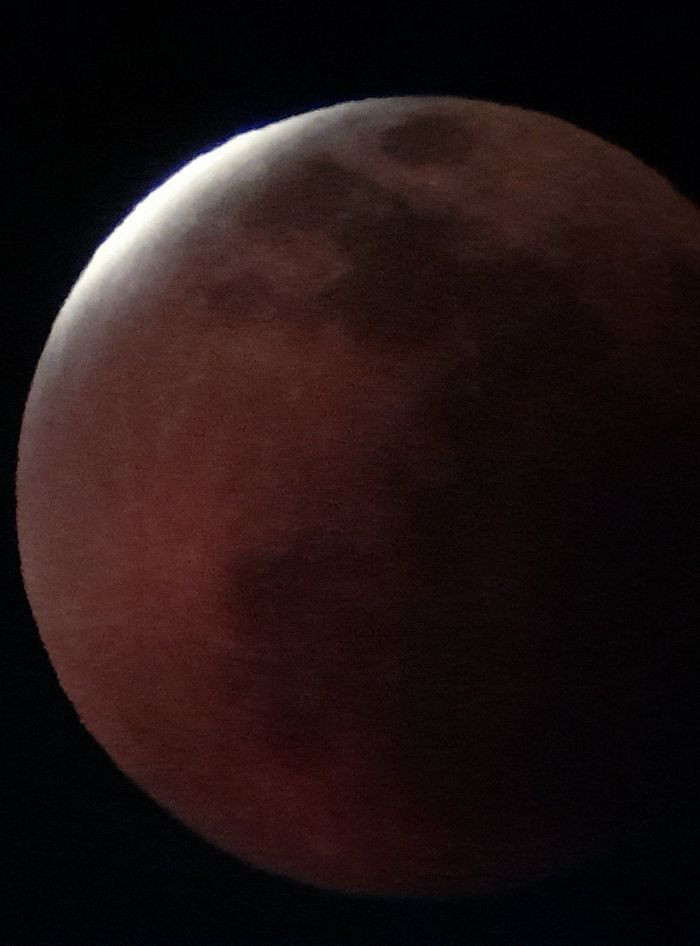 Tercera fase del eclipse lunar, visto desde Barcelona / TWITTER - @Josep_Trigo