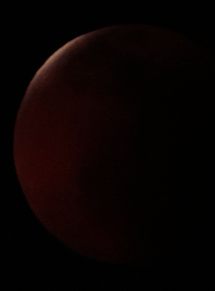 Cuarta fase del eclipse lunar, visto desde Barcelona / TWITTER - @Josep_Trigo