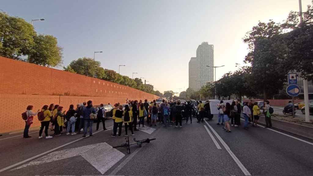 Los docentes cortan la Ronda Litoral de Barcelona / @CGTEnsenyament