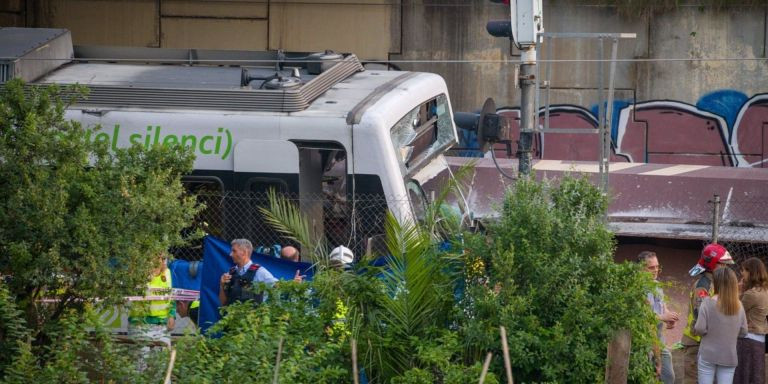 Dos trenes accidentados en la estación de Ferrocarrils de la Generalitat (FGC) de Sant Boi de Llobregat (Barcelona) / LORENA SOPENA - EUROPA PRESS