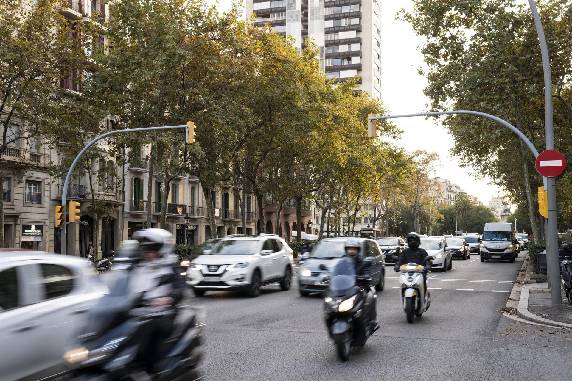 Coches y motos circulan por una calle de Barcelona con tráfico / AYUNTAMIENTO DE BARCELONA