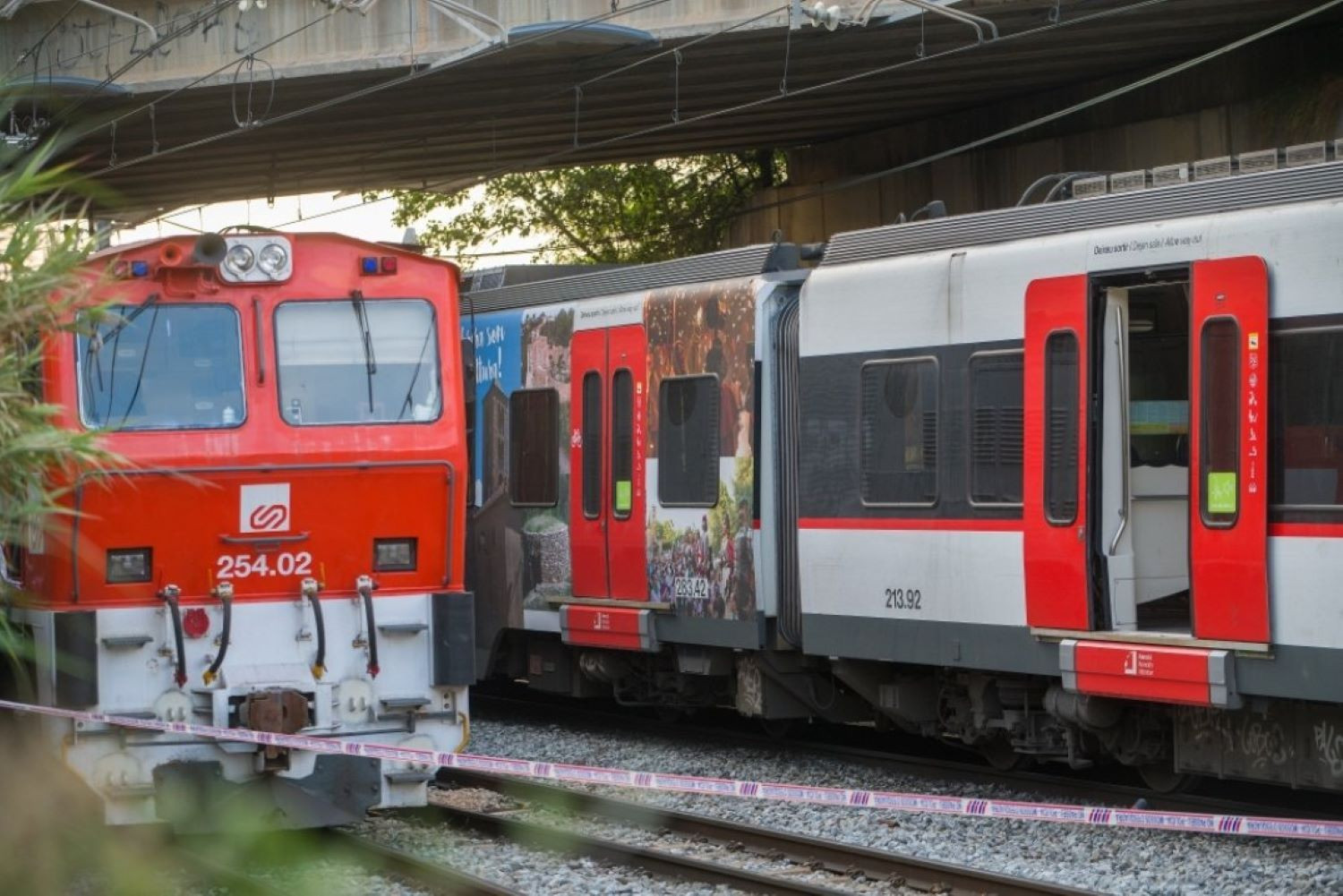 Los dos trenes afectados tras el choque en Sant Boi de Llobregat