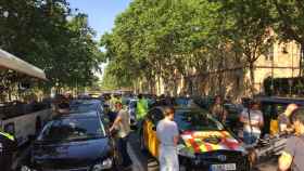 Marcha lenta de taxis este miércoles en la Gran Va / METRÓPOLI