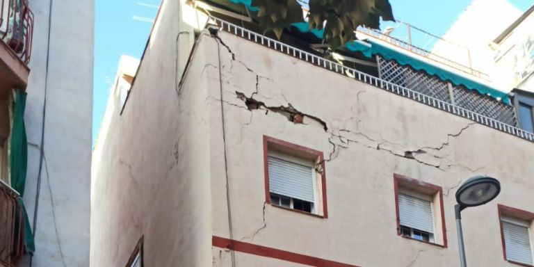 La grieta del edificio de la calle Granada de Badalona / CEDIDA