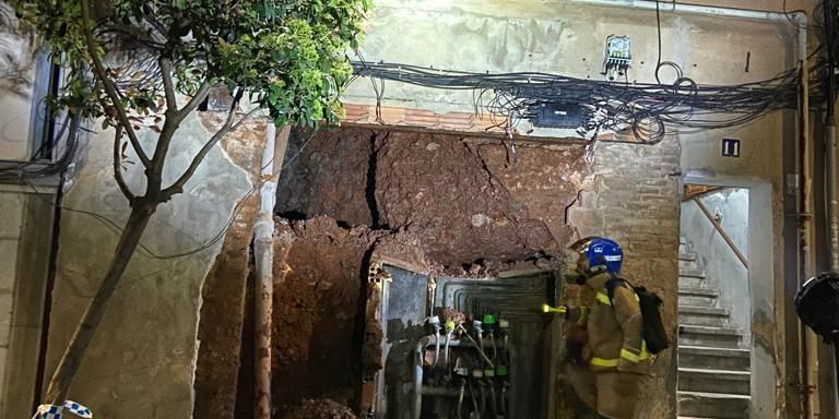 El edificio que sufrió un derrumbe parcial en abril en Badalona / CEDIDA