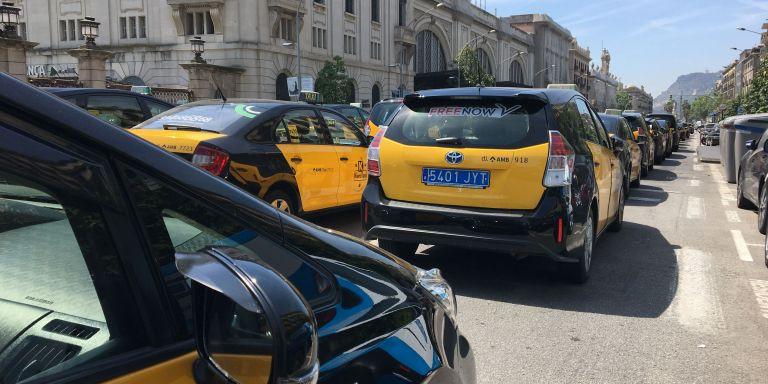 Taxis en la avenida del Marquès de l'Argentera / METRÓPOLI - RP