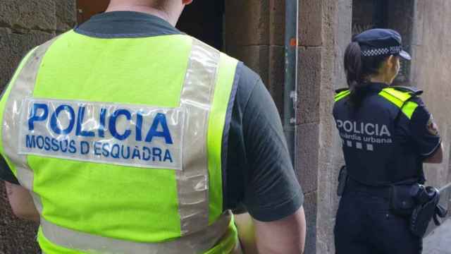 Un agente de los Mossos d'Esquadra y una de la Guardia Urbana / MOSSOS