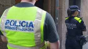 Un agente de los Mossos d'Esquadra y una de la Guardia Urbana / MOSSOS