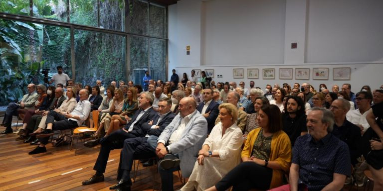 Asistentes en la presentación de 'Barcelona fantasma' de Ramón de España / LMA