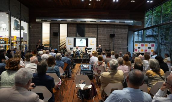 Auditorio lleno en la presentación del libro de Ramón de España / LMA