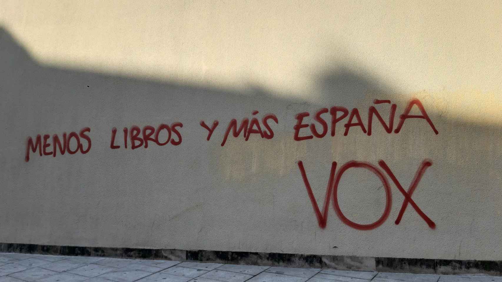 Pintada a favor de Vox en la biblioteca Sant Gervasi-Joan Maragall / TWITTER